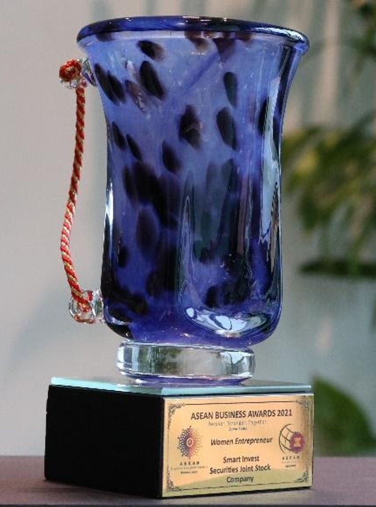 Cup vinh danh được Ban tổ chức ABA 2021 trao tặng cho Smart Invest