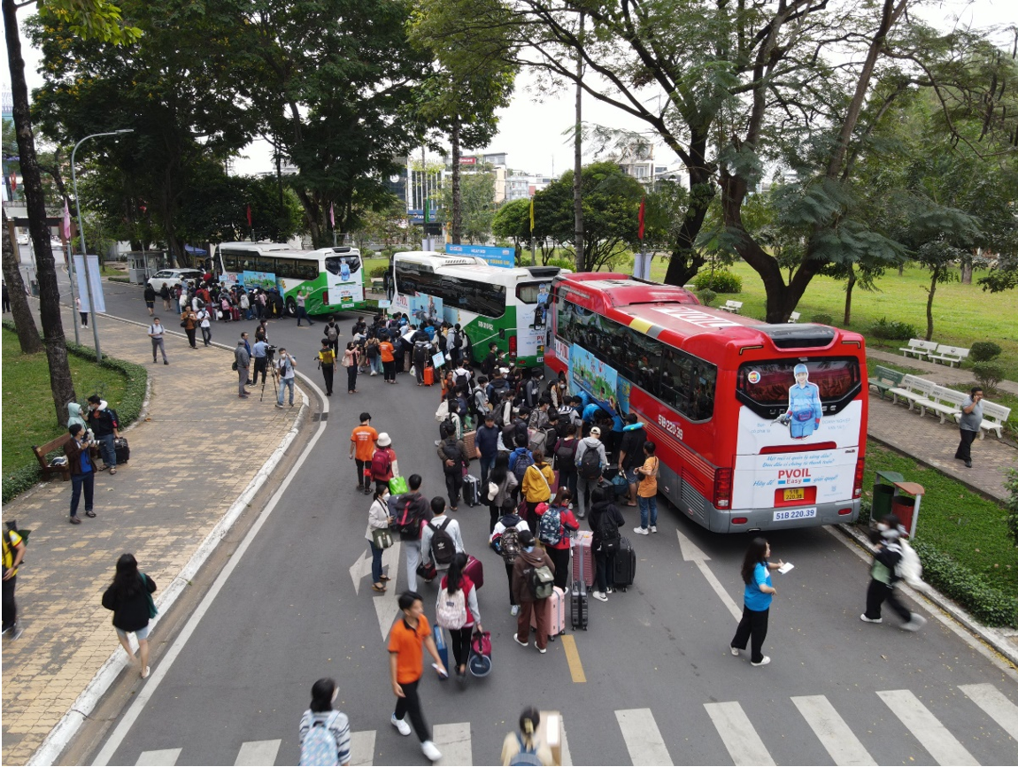 Sinh viên di chuyển lên xe