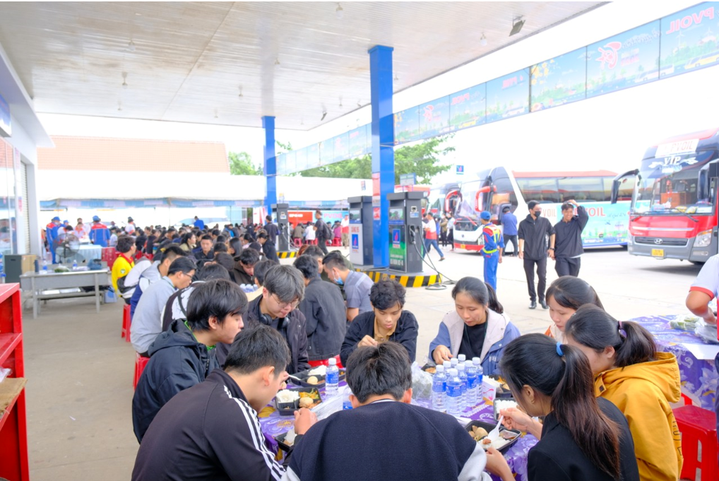 Dừng chân ăn trưa tại Cửa hàng xăng dầu PVOIL