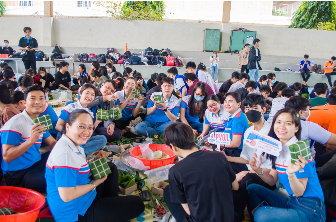 Đoàn viên thanh niên PVOIL gói bánh chưng tặng sinh viên