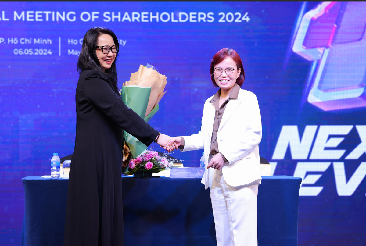 Bà Lê Phương Thảo (bên phải) chúc mừng bà Ngô Thị Vân Hạnh (bên trái) được bầu vào HĐQT Yeah 1