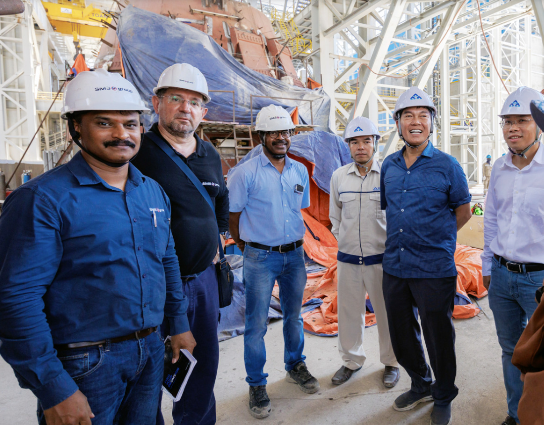 Chủ tịch Hòa Phát Trần Đình Long (thứ 2 từ phải qua) trao đổi với các kỹ sư nhà thầu ở hạng mục luyện thép Khu tổ hợp lò thổi BOF 300T Chủ tịch Hòa Phát Trần Đình Long (thứ 2 từ phải qua) trao đổi với các kỹ sư nhà thầu ở hạng mục luyện thép Khu tổ hợp lò thổi BOF 300T