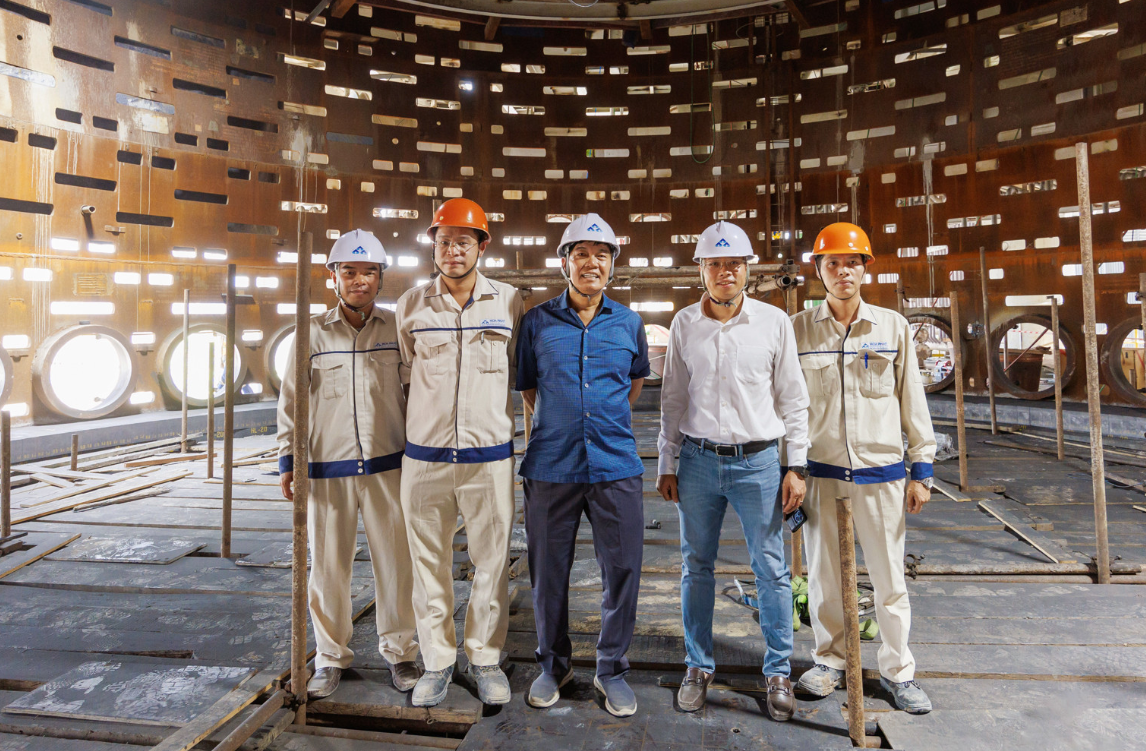 Ông Trần Đình Long (thứ 3 từ trái qua) kiểm tra xây lắp bên trong lò cao Ông Trần Đình Long (thứ 3 từ trái qua) kiểm tra xây lắp bên trong lò cao