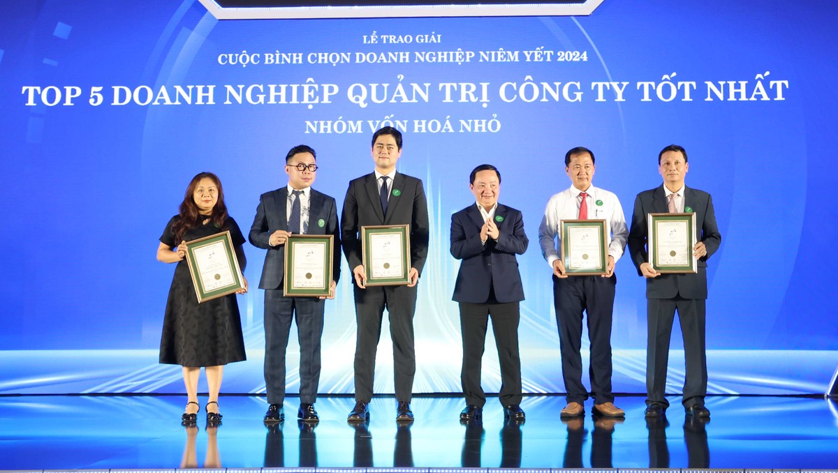 Ông Trần Tiến Dũng, Vụ trưởng Vụ Giám sát công ty đại chúng, Uỷ ban Chứng khoán Nhà nước (thứ 3 từ phải qua) trao giải cho 5 doanh nghiệp nhóm vốn hóa nhỏ nhận giải Quản trị công ty tốt nhất năm 2024 Ông Trần Tiến Dũng, Vụ trưởng Vụ Giám sát công ty đại chúng, Uỷ ban Chứng khoán Nhà nước (thứ 3 từ phải qua) trao giải cho 5 doanh nghiệp nhóm vốn hóa nhỏ nhận giải Quản trị công ty tốt nhất năm 2024