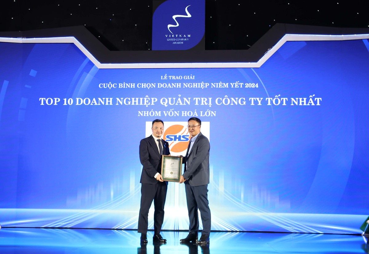 Ông Nguyễn Chí Thành, Tổng giám đốc CTCP chứng khoán SHS (bên trái) nhận giải Quản trị công ty tốt nhất năm 2024 Ông Nguyễn Chí Thành, Tổng giám đốc CTCP chứng khoán SHS (bên trái) nhận giải Quản trị công ty tốt nhất năm 2024
