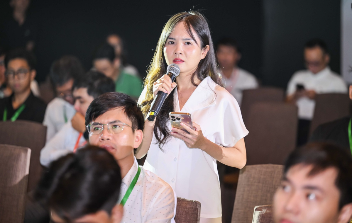 Nhà đầu tư đặt câu hỏi tại roadshow IPO VPBankS