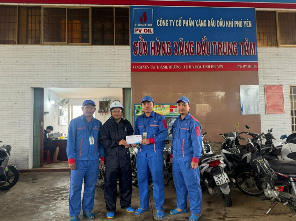 Ông Trần Văn Hay - Phó giám đốc, Chủ tịch Công đoàn PVOIL Phú Yên trao thưởng cho anh Nguyễn Duy Luân - nhân viên CHXD Trung Tâm (người mặc đồng phục xanh đứng giữa) đã có hành động dũng cảm cứu người Ông Trần Văn Hay - Phó giám đốc, Chủ tịch Công đoàn PVOIL Phú Yên trao thưởng cho anh Nguyễn Duy Luân - nhân viên CHXD Trung Tâm (người mặc đồng phục xanh đứng giữa) đã có hành động dũng cảm cứu người