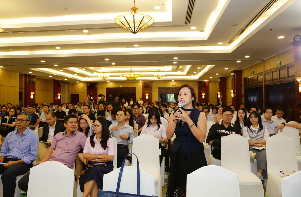 Nhà đầu tư đặt câu hỏi tại sự kiện roadshow