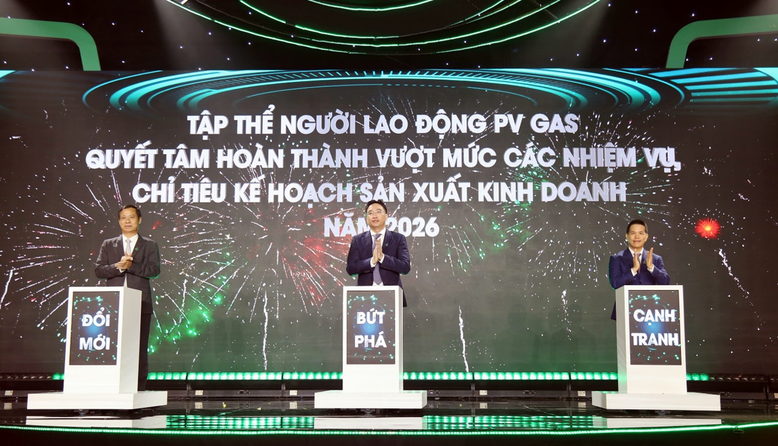 Đại diện Lãnh đạo, người lao động PV GAS thực hiện nghi thức phát động thi đua hoàn thành thắng lợi các chỉ tiêu kế hoạch năm 2026
