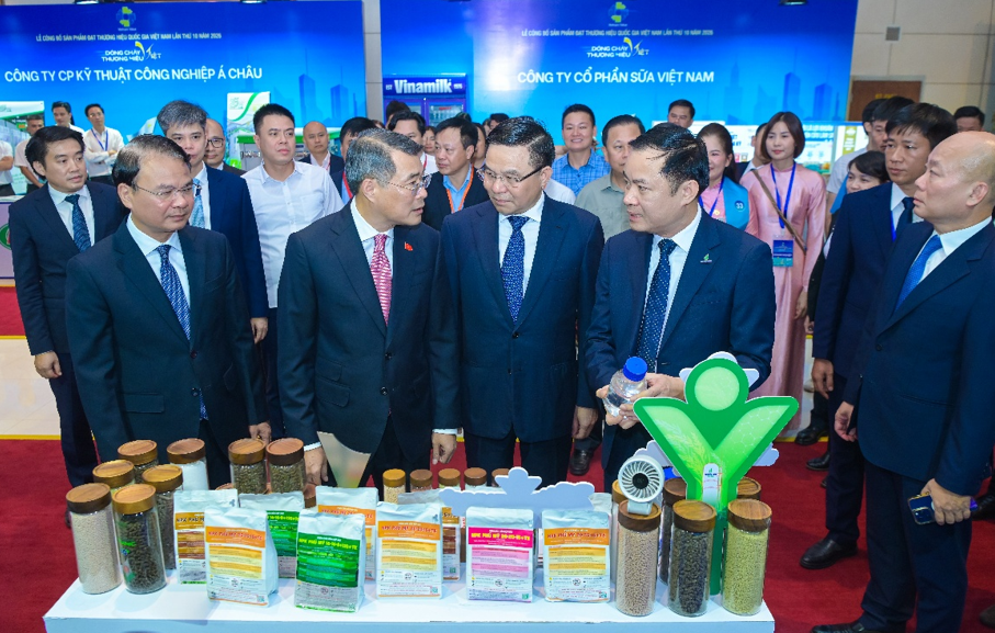 Chủ tịch HĐTV Petrovietnam Lê Ngọc Sơn giới thiệu với Thủ tướng Chính phủ Lê Minh Hưng về bộ sản phẩm Phú Mỹ tại gian trưng bày của PVFCCo-Phú Mỹ, đơn vị thành viên của Petrovietnam. Chủ tịch HĐTV Petrovietnam Lê Ngọc Sơn giới thiệu với Thủ tướng Chính phủ Lê Minh Hưng về bộ sản phẩm Phú Mỹ tại gian trưng bày của PVFCCo-Phú Mỹ, đơn vị thành viên của Petrovietnam.