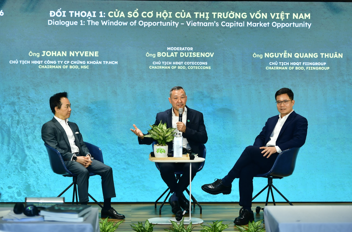 Phiên Đối thoại “Cửa sổ cơ hội của thị trường vốn Việt Nam” tại ĐHĐCĐ Coteccons có sự tham gia của ông Johan Nyvene (trái), Chủ tịch HĐQT Chứng khoán HSC và ông Nguyễn Quang Thuân, Tổng giám đốc FiinGroup.