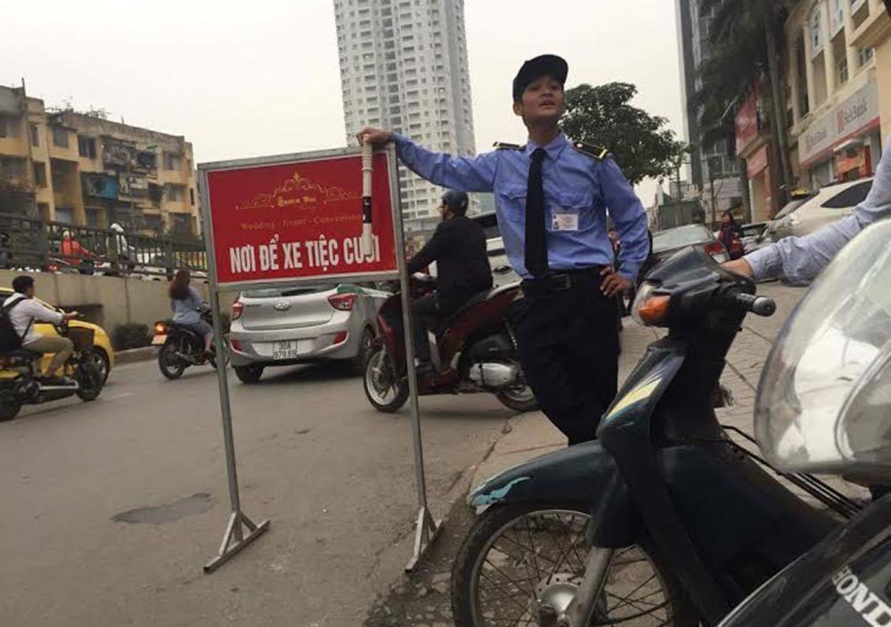 Hơn 20 công an giải cứu phóng viên bị giam lỏng ở nhà hàng Queen Bee, Hà Nội ảnh 2