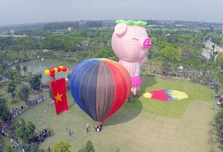 Bay Vietjet vui Festival Huế, hành khách được trải nghiệm khinh khí cầu ảnh 1