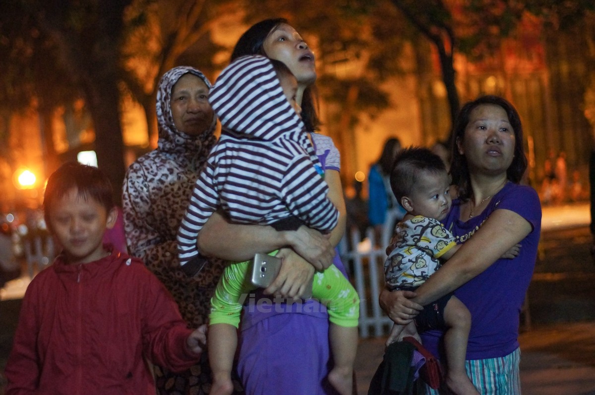 Hà Nội: Cháy chung cư Linh Đàm giữa đêm, dân bỏ nhà tháo chạy ảnh 7