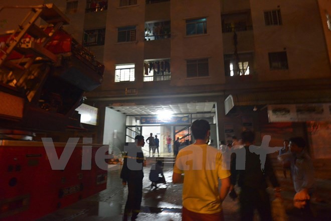Hà Nội: Cháy chung cư Linh Đàm giữa đêm, dân bỏ nhà tháo chạy ảnh 2