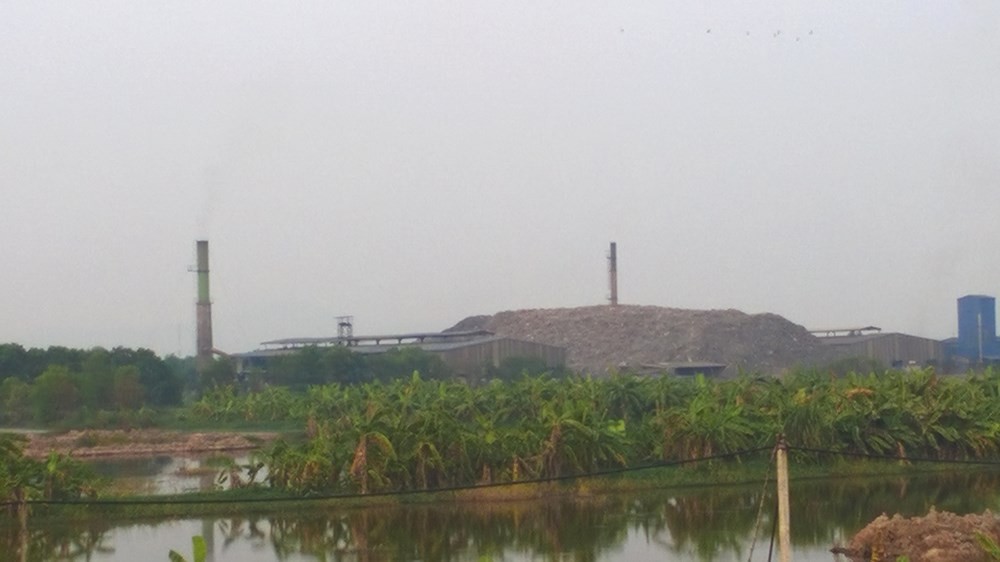 Nhà máy chế biến phân hữu cơ thành rác thải ở Hải Dương đắp chiếu bên núi rác ảnh 1