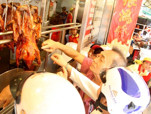 Những con phố vịt quay nức tiếng ở... Sài Gòn ảnh 1