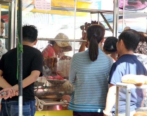 Những con phố vịt quay nức tiếng ở... Sài Gòn ảnh 2