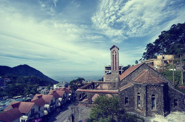 Nhà thờ đá Tam Đảo thấp thoáng trong mây ảnh 2