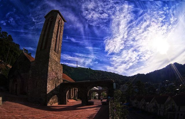 Nhà thờ đá Tam Đảo thấp thoáng trong mây ảnh 5