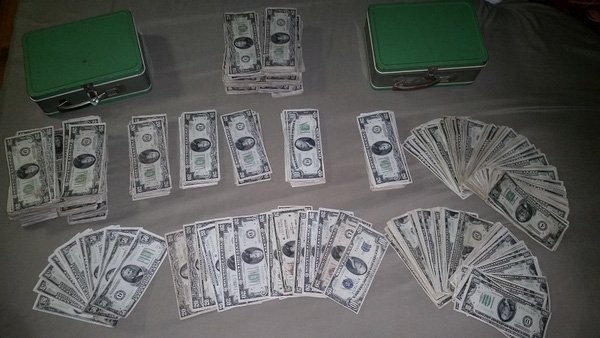 Vợ chồng trẻ bất ngờ tìm được hộp sắt cũ chứa 1 tỷ đồng ảnh 4