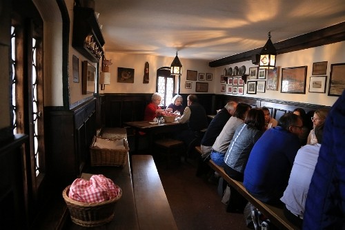 Nhà hàng xúc xích gần 900 tuổi vẫn hút khách ở Đức ảnh 4