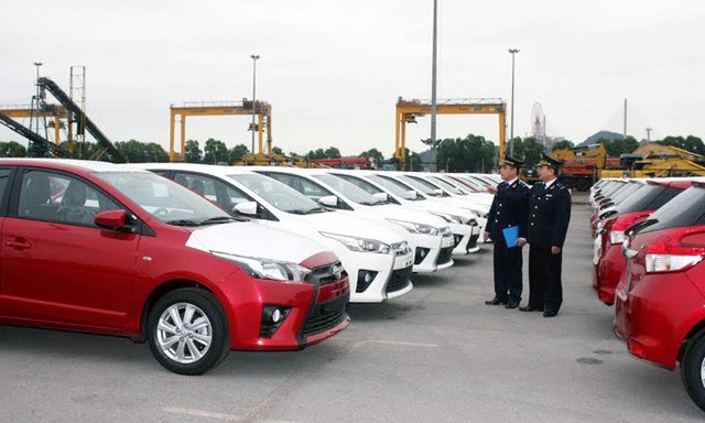 Xe nhập tắc đường về, ô tô mùa Tết tăng giá ảnh 1