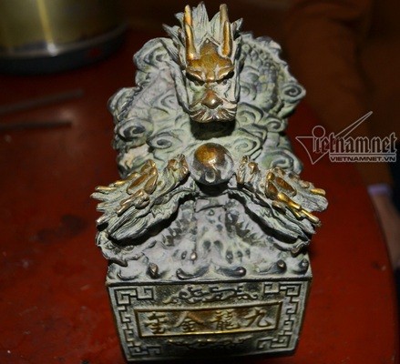 Đào được vật lạ nghi ấn tín vua chúa ảnh 4