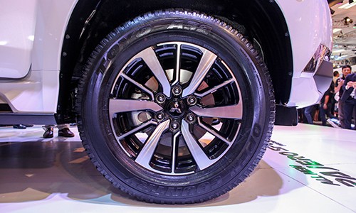 Mitsubishi Pajero Sport mới giá từ 1,4 tỷ - đối thủ Toyota Fortuner ảnh 3