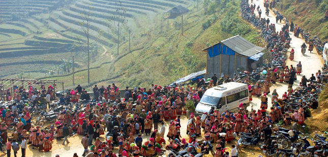 Khám phá những phiên chợ hấp dẫn du khách nước ngoài ảnh 3