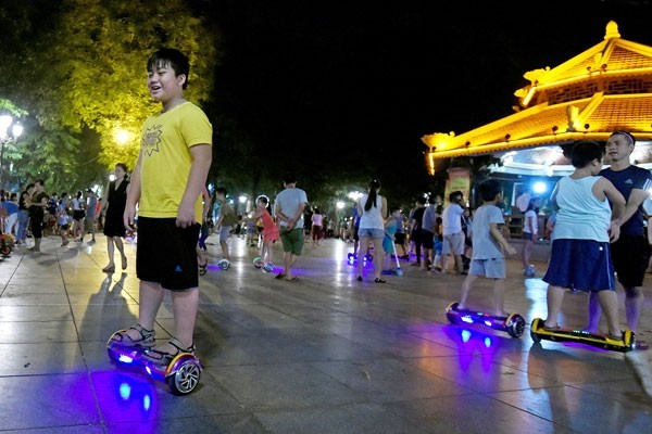 Kiếm tiền triệu mỗi ngày nhờ phố đi bộ Hồ Gươm ảnh 1