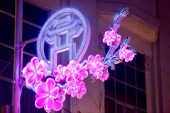 Hà Nội giảm lòe loẹt trong trang trí đường phố ảnh 1