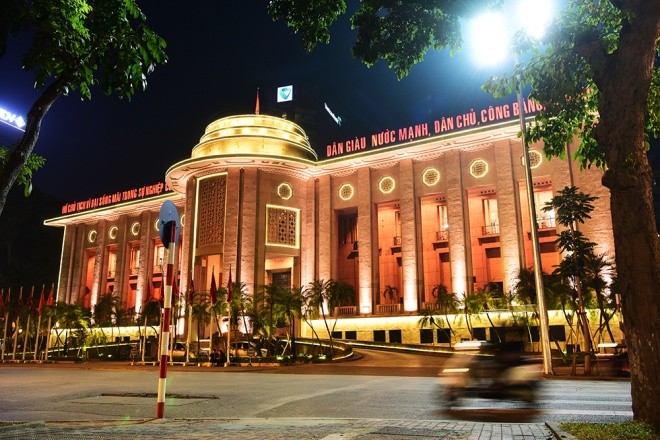 Hà Nội giảm lòe loẹt trong trang trí đường phố ảnh 3