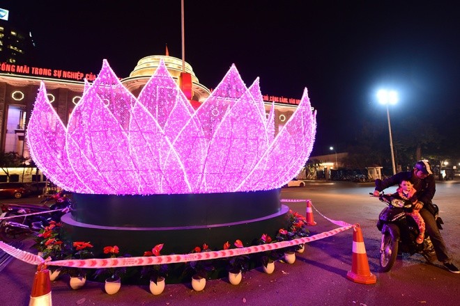 Hà Nội giảm lòe loẹt trong trang trí đường phố ảnh 5