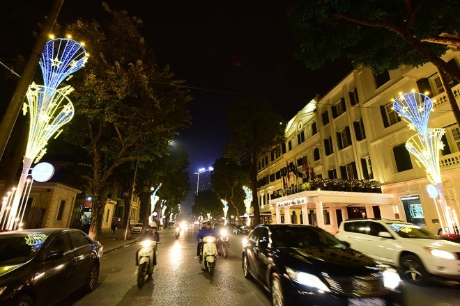 Hà Nội giảm lòe loẹt trong trang trí đường phố ảnh 6
