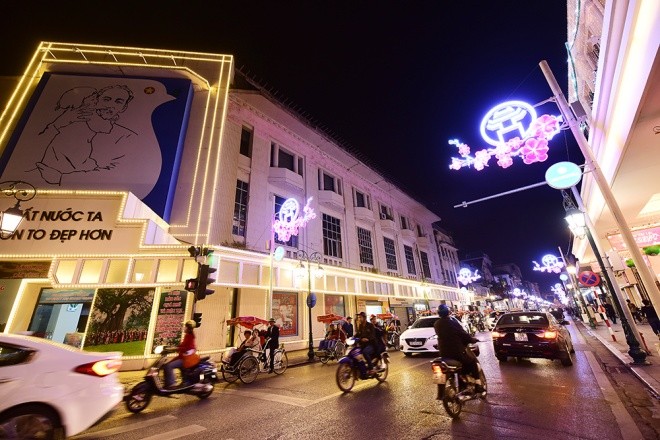 Hà Nội giảm lòe loẹt trong trang trí đường phố ảnh 7