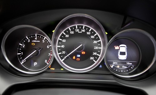 Mazda6 2017 giá từ 975 triệu - thêm khó khăn với Camry và Accord ảnh 8