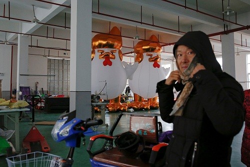 Nhà máy Trung Quốc cháy hàng bóng bay gà trống giống Trump ảnh 1