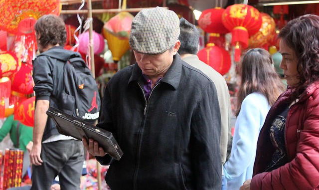 Thế giới đồ xưa cũ mỗi năm xuất hiện một lần ở phố cổ Hà Nội ảnh 7