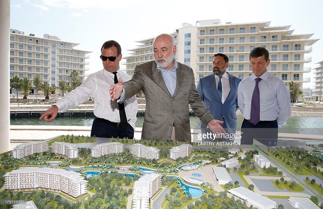 Tài phiệt đi lên từ buôn bán phế liệu ảnh 7