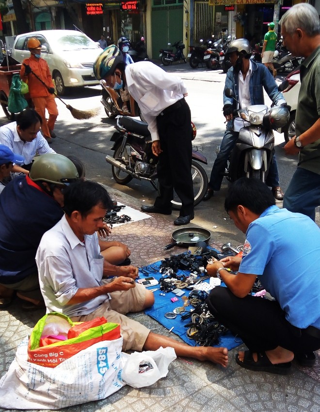 Chợ bán 'xác' thiết bị điện tử trên vỉa hè Sài Gòn ảnh 1