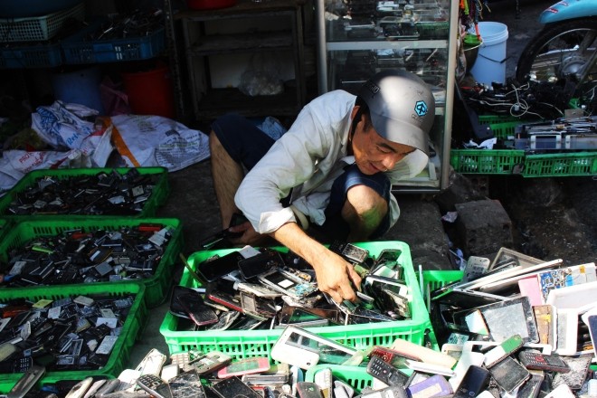 Chợ bán 'xác' thiết bị điện tử trên vỉa hè Sài Gòn ảnh 5