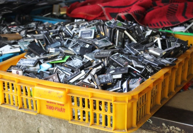 Chợ bán 'xác' thiết bị điện tử trên vỉa hè Sài Gòn ảnh 6