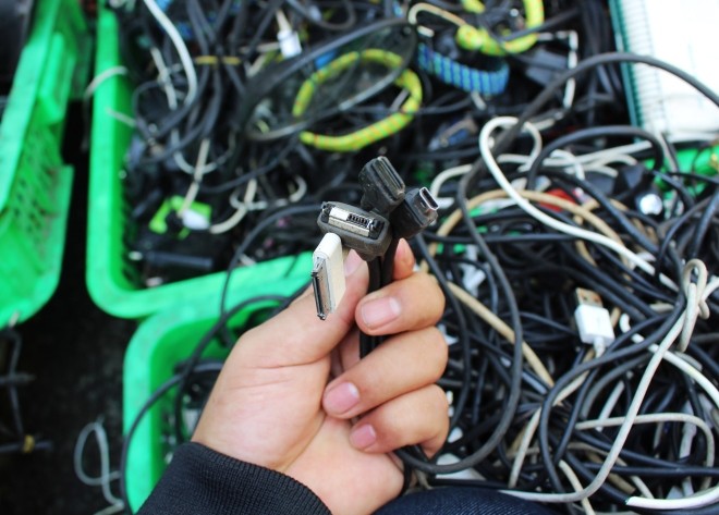 Chợ bán 'xác' thiết bị điện tử trên vỉa hè Sài Gòn ảnh 7