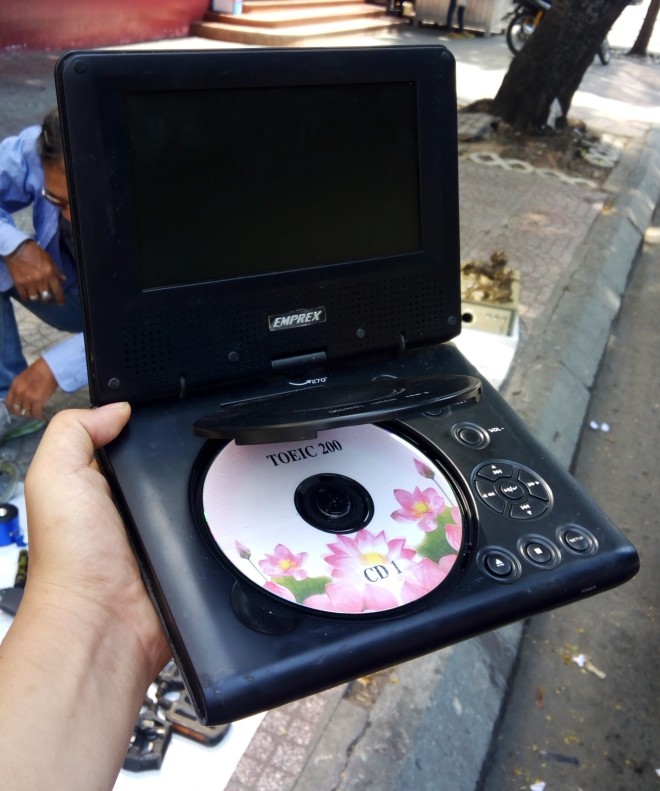 Chợ bán 'xác' thiết bị điện tử trên vỉa hè Sài Gòn ảnh 8