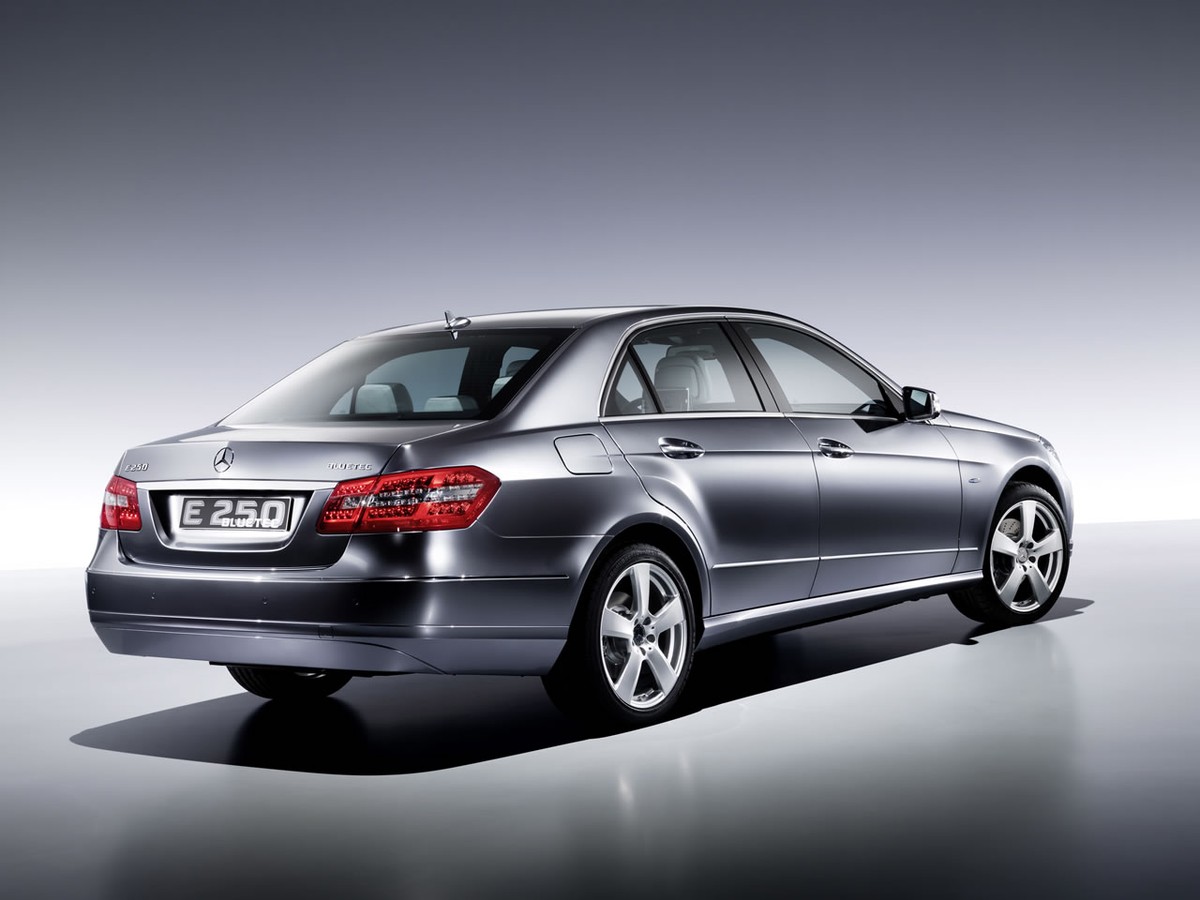 Mercedes-Benz lắp ráp thêm E250, Volvo đưa S90 mới về Việt Nam ảnh 1