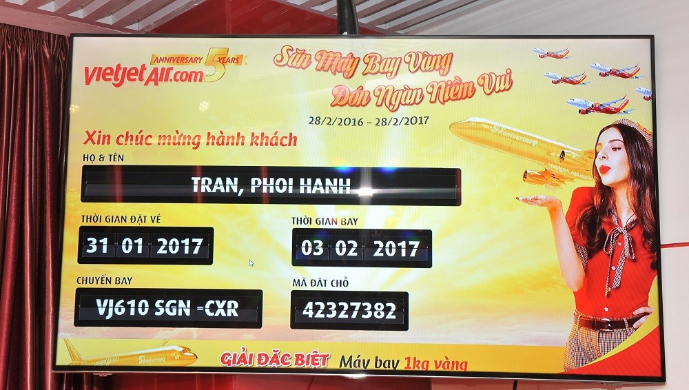 Vietjet trao thưởng máy bay vàng 1kg cho hành khách bay chuyến TP. HCM - Nha Trang ảnh 1