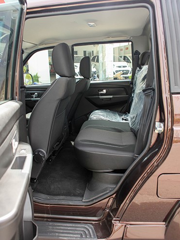 Xe SUV của Nga giá từ 460 triệu đồng tại Việt Nam ảnh 8