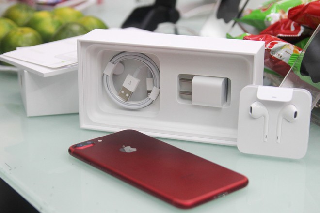 iPhone 7 Plus màu đỏ đầu tiên về Việt Nam ảnh 1