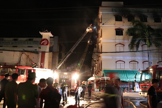 Lửa bất ngờ bùng phát trở lại ở công ty may Kwong Lung Meko ảnh 1